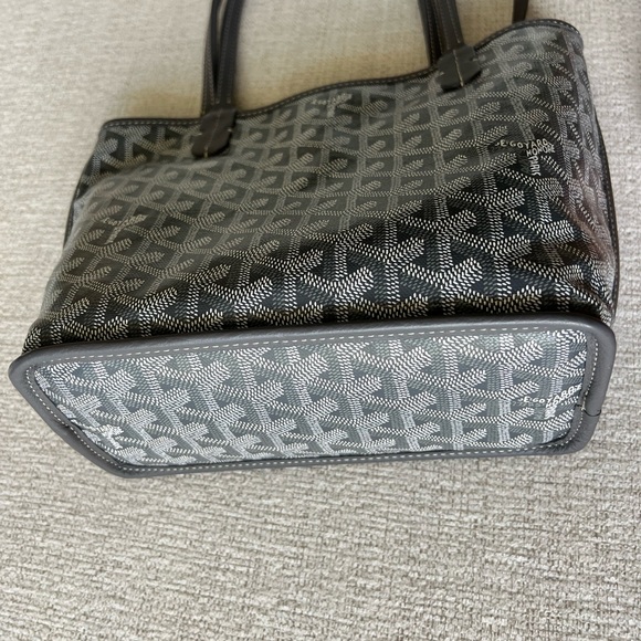 GOYARD
Goyardine Reversible Mini Anjou Grey 2024 - Picture 14 of 16